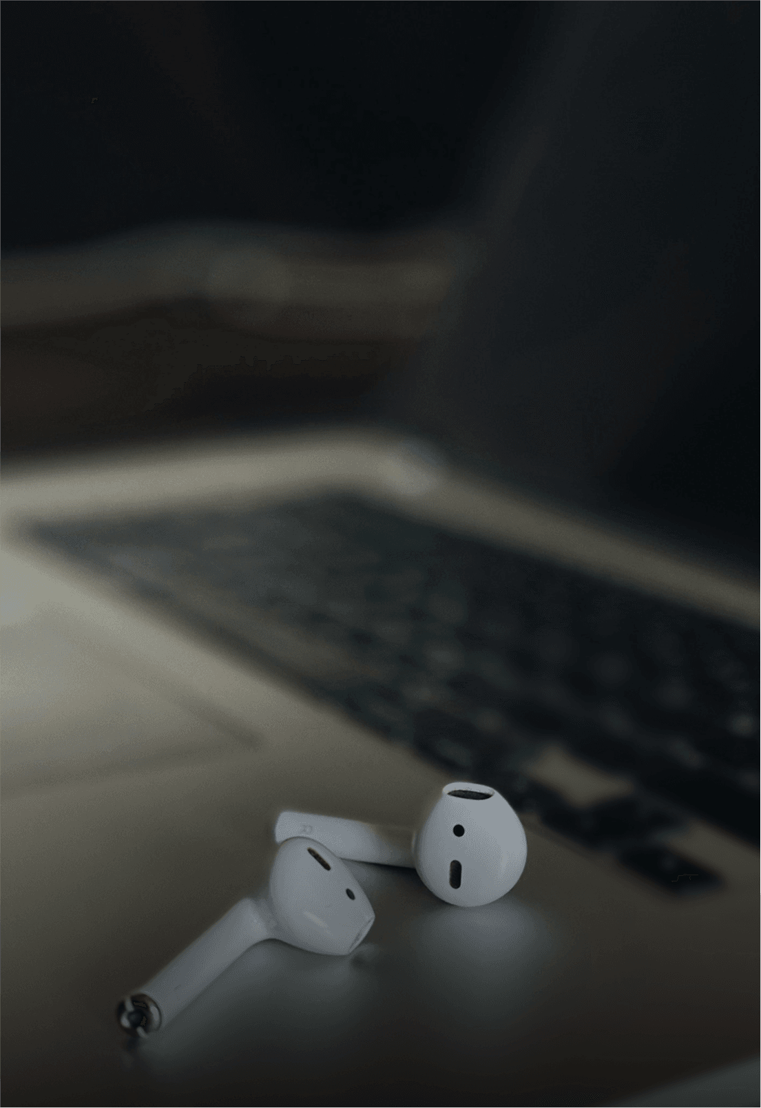 음악 작업에 몰입하는 창작자의 책상