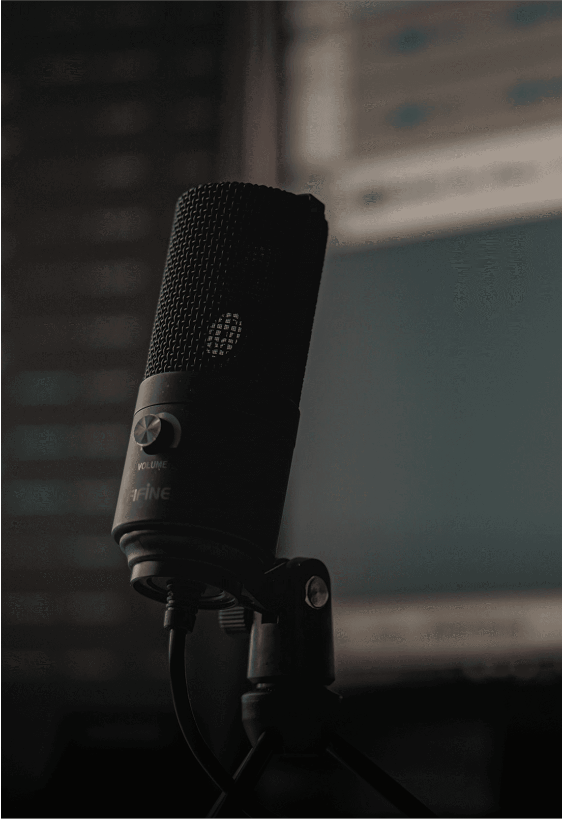 음성을 녹음하는 마이크와 작업 공간